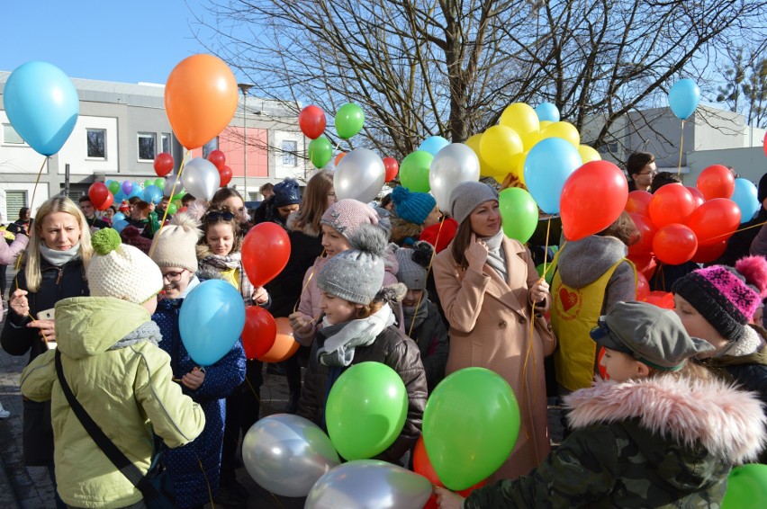 Balony z marzeniami odleciały w niebo. Fundacja "Pomóż Im" świętuje Dzień Dziecka z Chorobą Nowotworową [galeria]