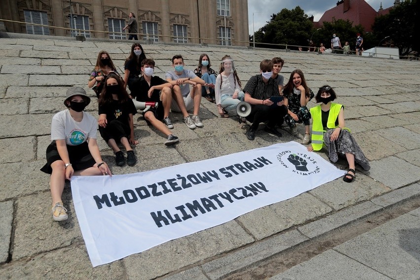 Młodzi ludzie protestowali przed kuratorium w sprawie klimatu