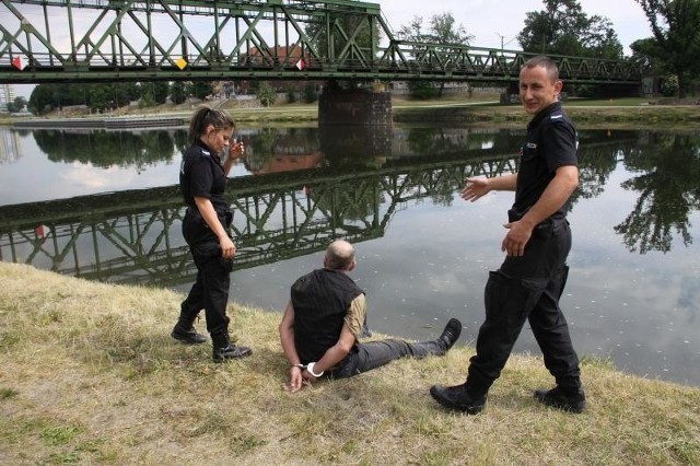 Starszy sierżant Katarzyna Wiśniewska i starszy sierżant Łukasz Soboń w maju wyciągnęli z Odry pijanego mężczyznę.
