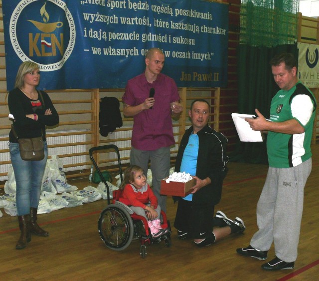 Podczas turnieju w Stalowej Woli losowane były nagrody dla tych, którzy wykupili "cegiełki", a w losowaniu pomagała mała Oliwia.