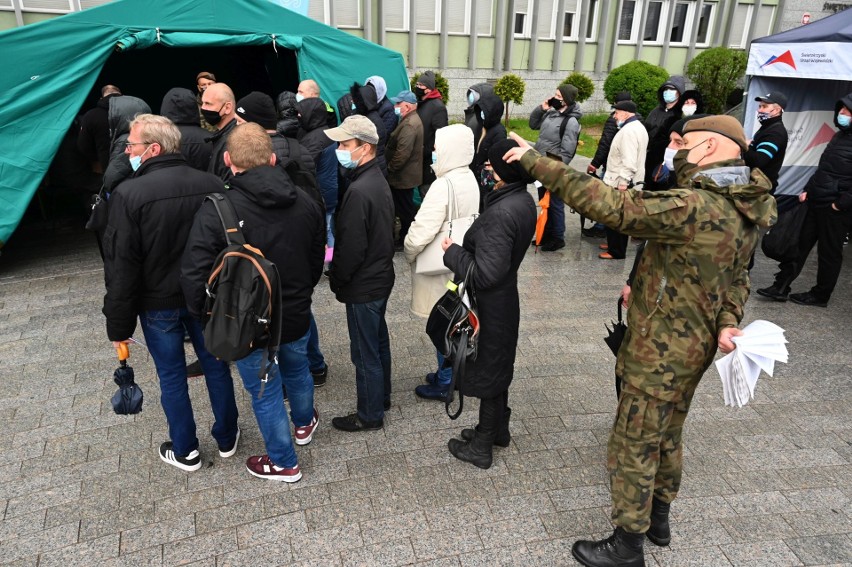 W niedzielę znów wielkie kolejki przed mobilnym punktem szczepień w Kielcach! Wielu chętnych [ZDJĘCIA]