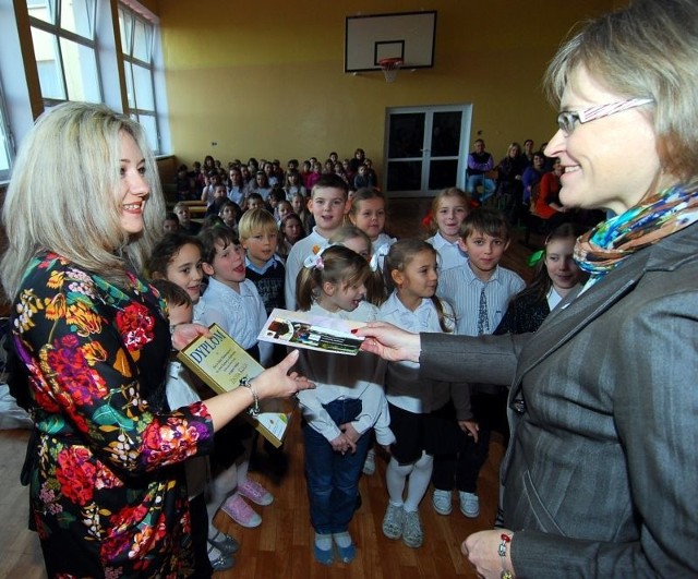 Edyta Ciżyńska (z lewej), wychowawczyni klasy 2 B w Szkole Podstawowej numer 3 przy ulicy Flisaków w Sandomierzu z rąk organizatora odbiera nagrodę za zwycięstwo w konkursie Śniadaniowa Klasa.