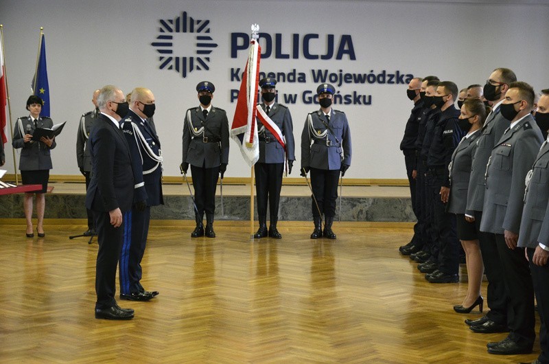 Ślubowanie policjantów w KWP w Gdańsku. Nowi funkcjonariusze przyjęci do służby, wręczono też nagrody i odznaczenia [ZDJĘCIA]