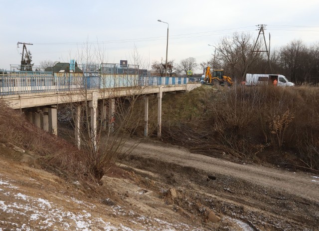 Kolejarze budujący trasę numer 8 coraz bardziej widoczni są na miejskich odcinkach linii kolejowej. Na zdjęciu: prace w otoczeniu wiaduktu kolejowego na ulicy Kozienickiej.