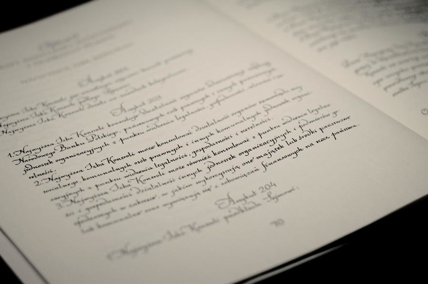 Prezydent złoży przysięgę na kaligrafowaną konstytucję krakowskiej artystki [ZDJĘCIA]