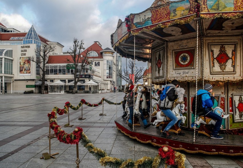 Świąteczna karuzela w Sopocie. Darmowa przejażdżka przez całe święta [zdjęcia]