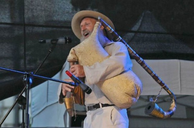 Józef Broda jest multiinstrumentalistą, ojcem Joszka Brody. W Baranowie Sandomierskim wystąpi z wnukami