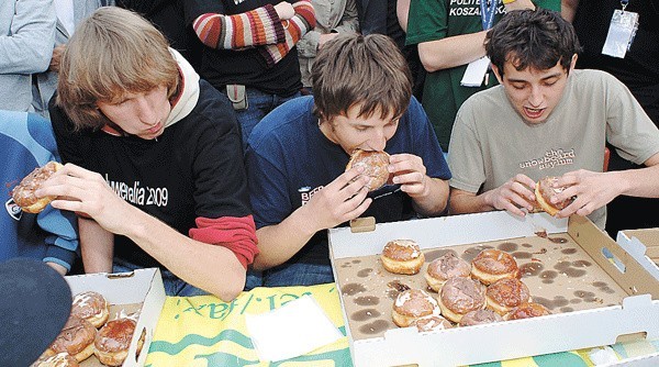 Studenci pokazali, że nawet wielka liczba wysokokalorycznych pączków nie jest im straszna.