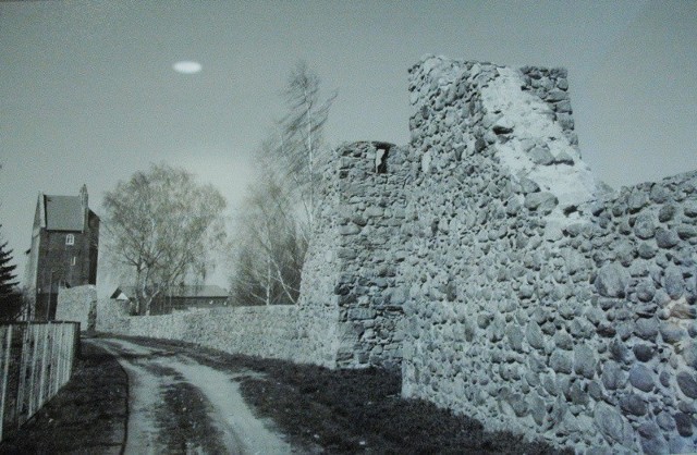 Jedno ze zdjęć, które możemy podziwiać na wystawie "Lubuskie Carcassonne&#8221; w gorzowskiej bibliotece wojewódzkiej. 