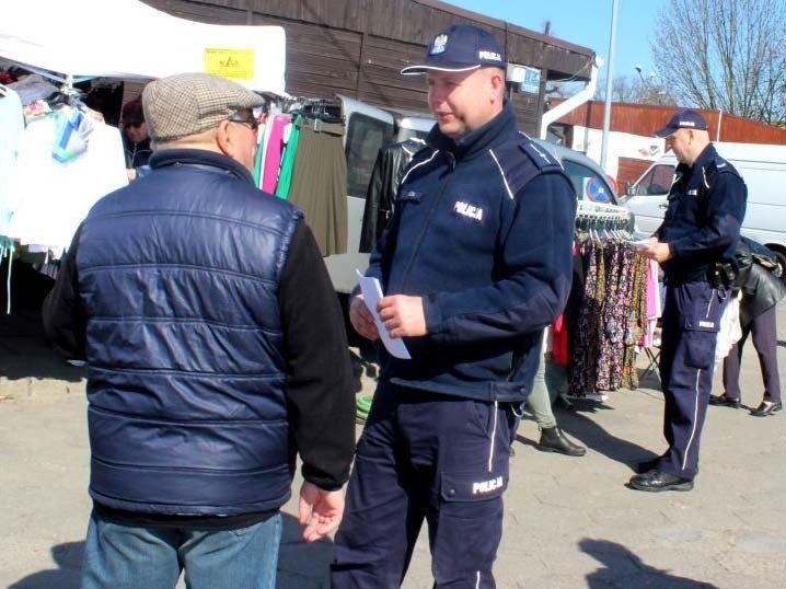 Policjanci ostrzegali przed kieszonkowcami na łowickim targowisku [ZDJĘCIA]