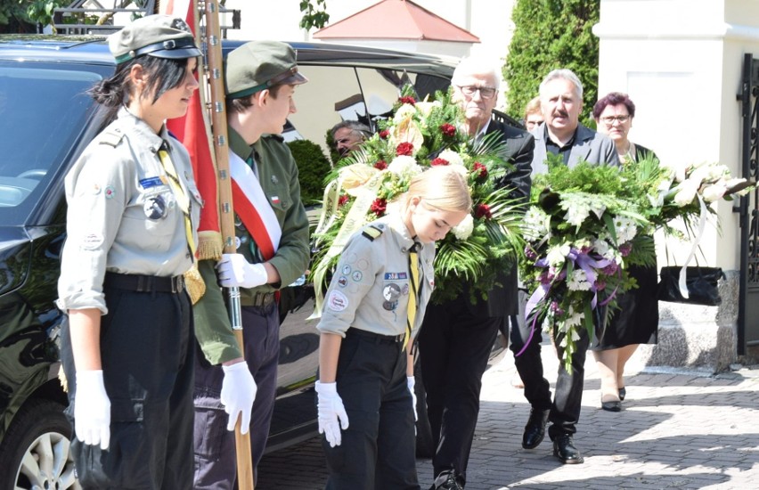 Ostrołęka. Pogrzeb Krzysztofa Szeląga, 2.08.2022. To harcerz, społecznik, samorządowiec, redaktor naczelny TO w latach 1989-91. Zdjęcia