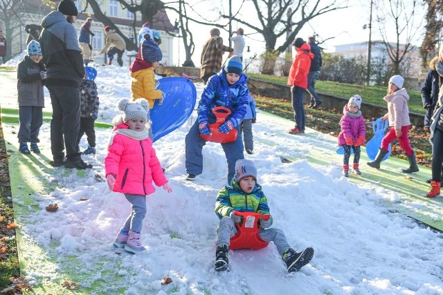 Dla dzieci możliwość zjeżdżania po śniegu było nie lada atrakcją. 