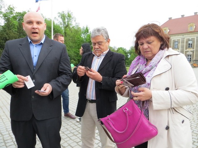 Tomasz Kwarciński (z lewej) tłumaczy, że każdy mógł wybrać dane, które chce umieścić na wizytówce. Obok Stanisław Piniuta, drugi wiceprzewodniczący i radna Małgorzata Chodań-Sokołowska.