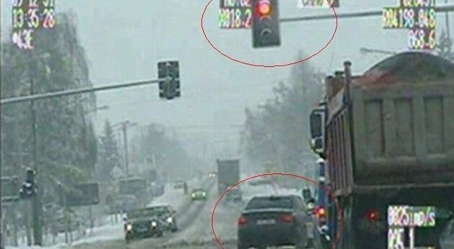 Kierowca wjeżdża na skrzyżowanie na czerwonym świetle.