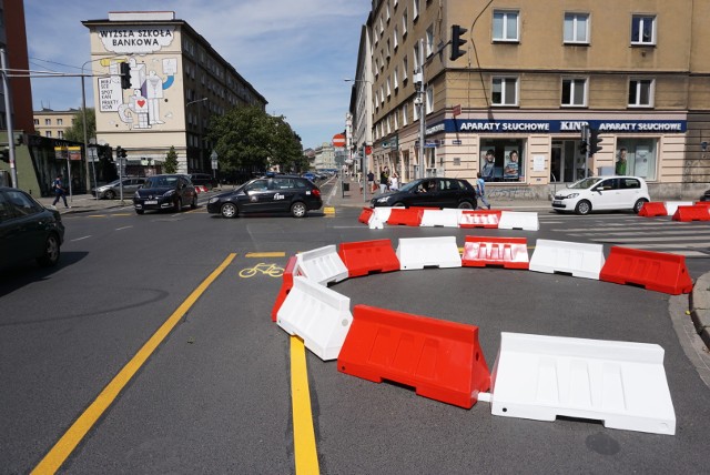 Na kolejnych dw&oacute;ch skrzyżowaniach w centrum Poznania wyłączono sygnalizację świetlną. Światła nie działają na skrzyżowaniach ul. Powstańc&oacute;w Wielkopolskich/Ratajczaka/Ogrodowa oraz Powstańc&oacute;w Wielkopolskich/Kościuszki. W tych miejscach wprowadzono też nową organizację ruchu. Na krzyż&oacute;wkach obowiązuje r&oacute;wnorzędność - oznacza to, że pierwszeństwo mają ci, kt&oacute;rzy jadą z prawej strony. Dodatkowo na skrzyżowaniu Niezłomnych/Kościuszki/Ratajczaka powstaje minirondo. Tam też wkr&oacute;tce przestaną działać sygnalizatory.Jak wyjaśniają urzędnicy, takie rozwiązania poprawiają bezpieczeństwo wszystkich użytkownik&oacute;w ruchu. Zar&oacute;wno pieszych, jak i rowerzyst&oacute;w oraz kierowc&oacute;w.Przejdź do kolejnego zdjęcia ---&gt;&lt;iframe src=&quot;//get.x-link.pl/ec09f1ed-f038-83a1-40c6-8be24312cc6a,38ed089d-60e3-e09b-7802-c94e965693b2,embed.html&quot; width=&quot;640&quot; height=&quot;360&quot; frameborder=&quot;0&quot; webkitallowfullscreen=&quot;&quot; mozallowfullscreen=&quot;&quot; allowfullscreen=&quot;&quot;&gt;&lt;/iframe&gt;