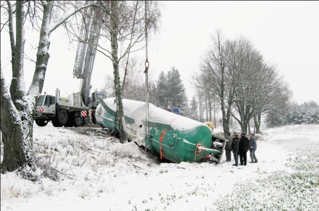 W 2012 roku strażacy z terenu powiatu sokólskiego interweniowali 139 razy niosąc pomoc ofiarom wypadków drogowych. Rok wcześniej takich interwencji było 108. Na zdjęciu: zdarzenia, do jakiego doszło w styczniu 2012 roku w pobliżu Sokółki.