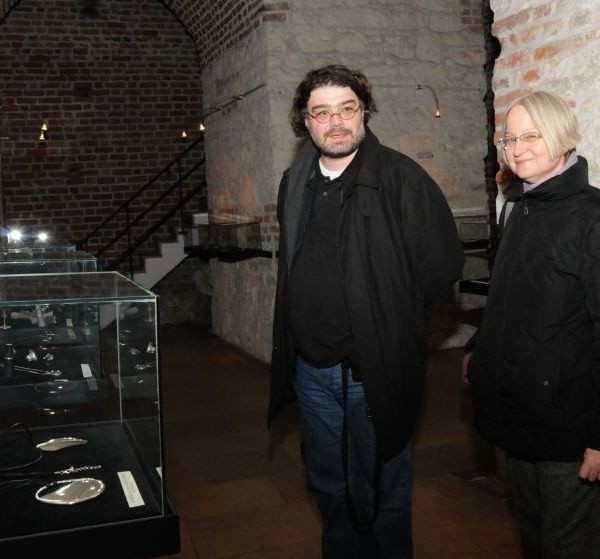 Scenarzyści Jolanta Hartwig - Sosnowska i Grzegorz Łoszewski obejrzeli wystawę biżuterii z krzemienia pasiastego w sandomierskim zamku.