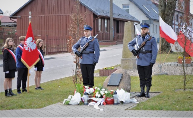 Policjanci z Komendy Powiatowej Policji w Bytowie wczoraj oddali hołd zamordowanym w Zbrodni Katyńskiej. Mundurowi uczestniczyli w apelu pamięci w Szkole Podstawowej w Brzeźnie Szlacheckim. Policjanci w trakcie uroczystości w Liceum Ogólnokształcącym w Bytowie pod dębami i tablicami pamięci złożyli znicze.