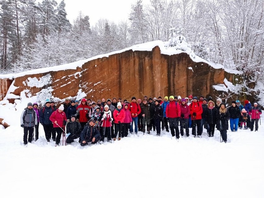 Wyjątkowo śnieżny Miedzianogórski Rajd Barbórkowy. W tradycyjnej wędrówce wzięło udział blisko 70 uczestników. Zobacz zdjęcia 