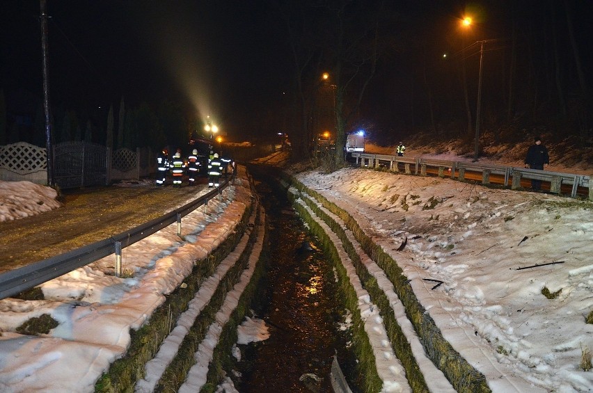 Tragiczny wypadek w Płazie. Auto dachowało i wpadło do potoku. Kierowca nie żyje [ZDJĘCIA]