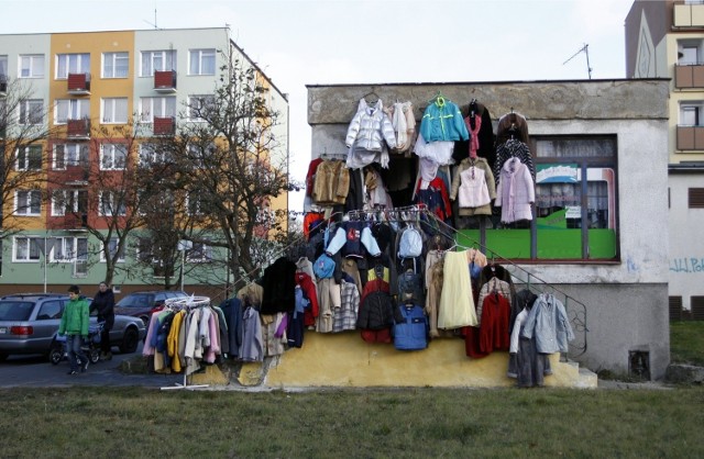 Kontenery na używaną odzież. Pomagają nie biednym, ale lumpeksom