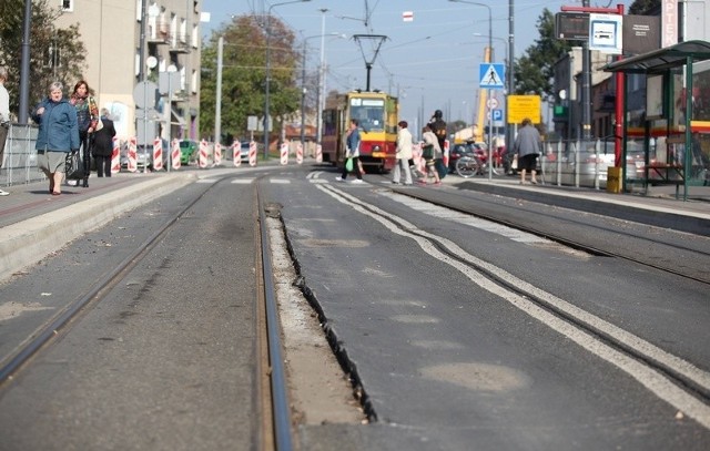 Na takie wyrwy w asfalcie można natrafić na ul. Łagiewnickiej, która była remontowana niecałe dwa lata temu.