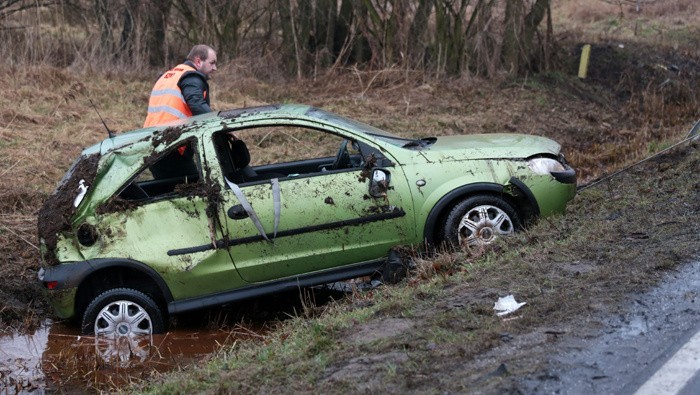 Wypadek koło Świdinicy. Opel wypadł z tzw. trasy śmierci i...
