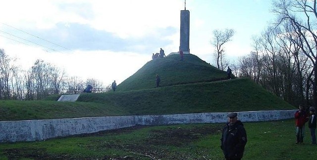 Kurhan usypano dla upamiętnienia polskich żołnierzy  krwawej bitwy