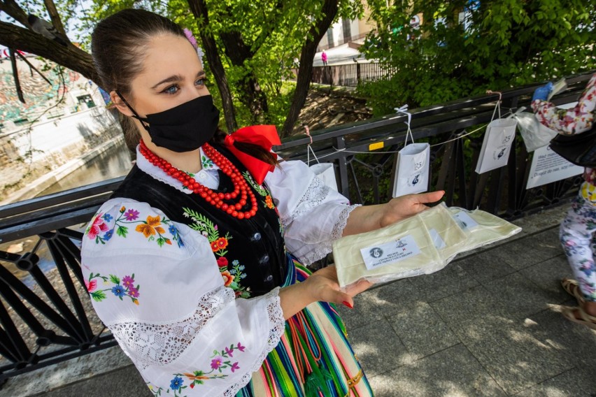 Tancerze w strojach regionalnych rozdawali maseczki...