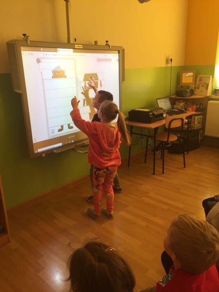 Dzięki aktywności rodziców Szkoła Podstawowa w Mniszowie ma interaktywną tablicę