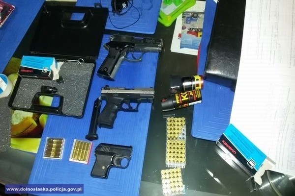 Nielegalna broń i amunicja w mieszkaniu 49-latka (ZDJĘCIA)