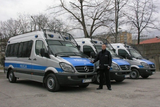 - Mercedesy zastąpią wysłużone volkswageny transportery, które do służby weszły ponad 10 lat temu - wyjaśnia nadkomisarz Maciej Milewski z opolskiej policji.