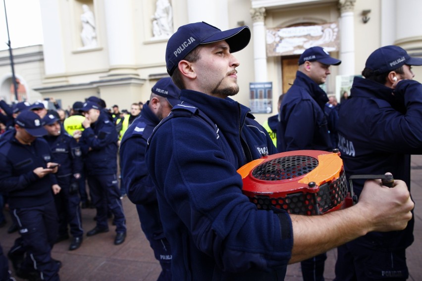 Protest policjantów w Warszawie. Mundurowi domagają się...