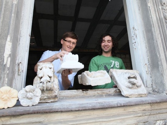 Tomasz Paliwoda i Karol Bałakier (na zdjęciu od lewej) będą odnawiać sztukaterią kamienicy przy ul. Kilińskiego. Wśród ozdób królują elementy roślinne, ale też np. głowy lwa