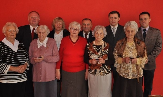 W Stąporkowie, seniorom wręczono Małe Złote Odznaki. Odznaczeni na zdjęciu z samorządowcami z powiatu i gminy Stąporków.