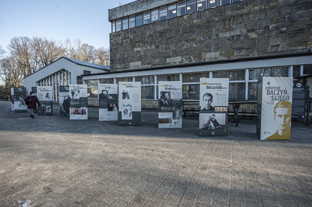Przed gmachem Koszalińskiej Biblioteki Publicznej można oglądać plenerową wystawę „Pokolenie Baczyńskiego”