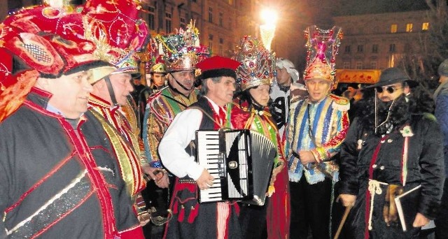 Kolędnicy z Modlnicy na czele bożonarodzeniowego korowodu, który przeszedł ulicami Krakowa