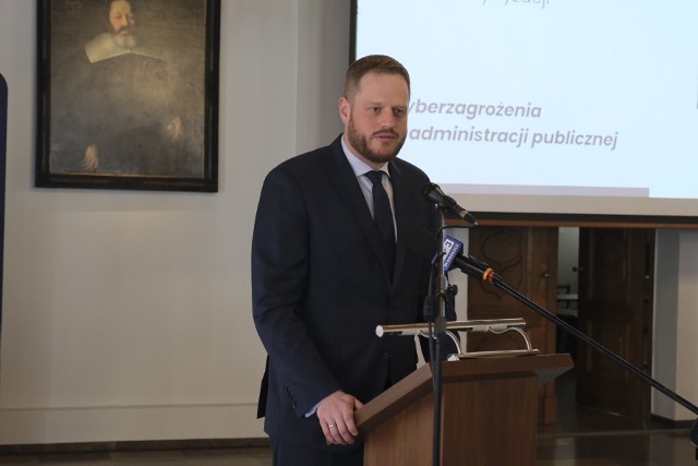 Podczas spotkania w Ratuszu Staromiejskim w Toruniu minister cyfryzacji Janusz Cieszyński mówił o  "Cyberbezpieczeństwie w administracji publicznej"