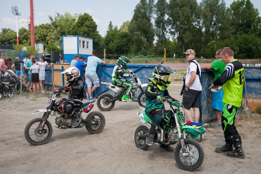 W Bydgoszczy odbyły się zawody na pit bike'ach. Uczestnicy...