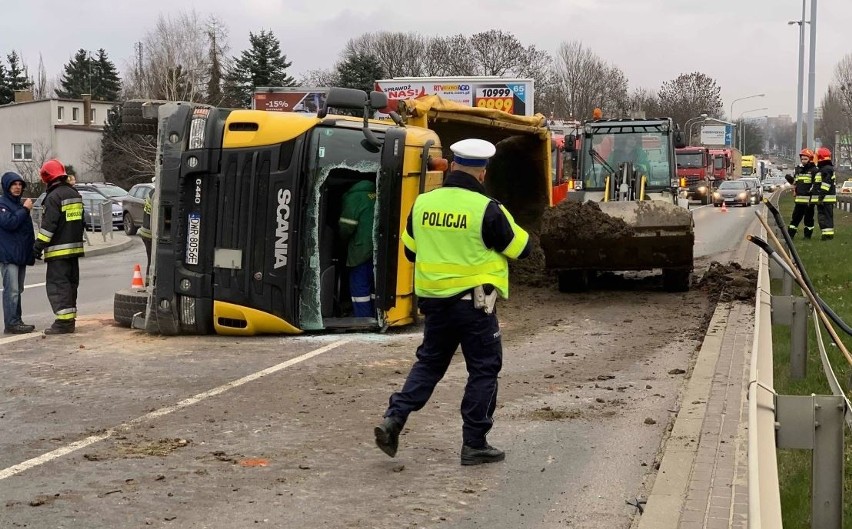 Wypadek na Teofilowie. Na wiadukcie leży TIR. Utrudnienia w ruchu! [ZDJĘCIA]