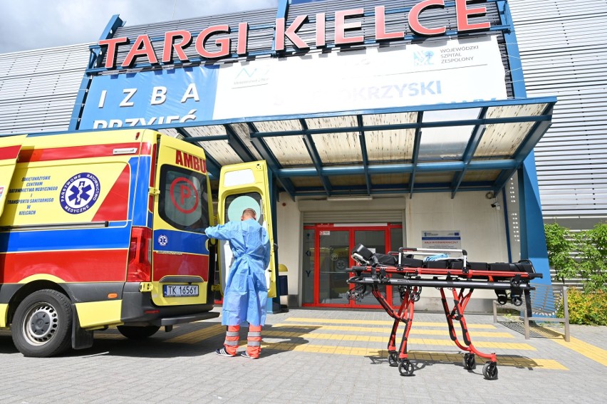 Ostatni pacjent opuścił szpital tymczasowy w Targach Kielce. Leczono go ponad 40 dni (ZDJĘCIA)