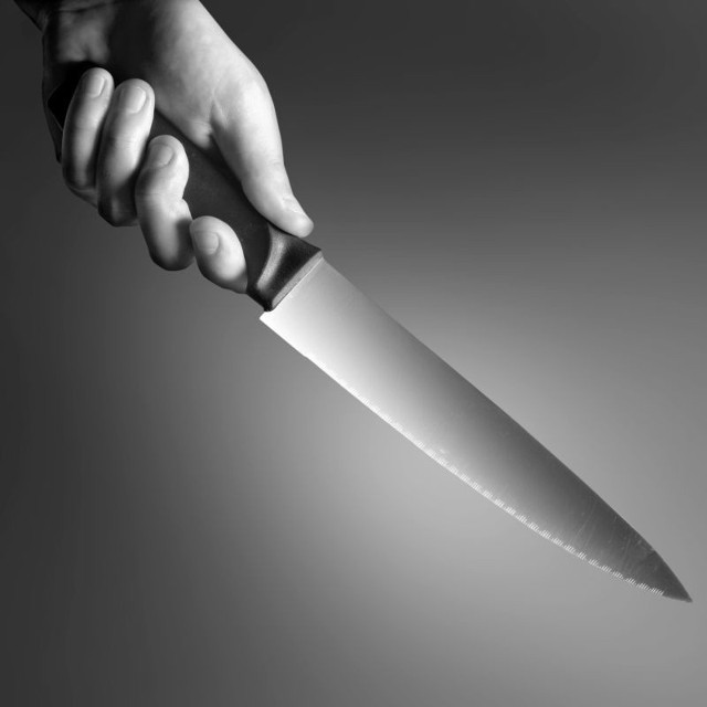 Według relacji zebranych przez policję, 16-latek, widząc, że agresja ojca nie słabnie, poszedł do kuchni i wziął nóż...