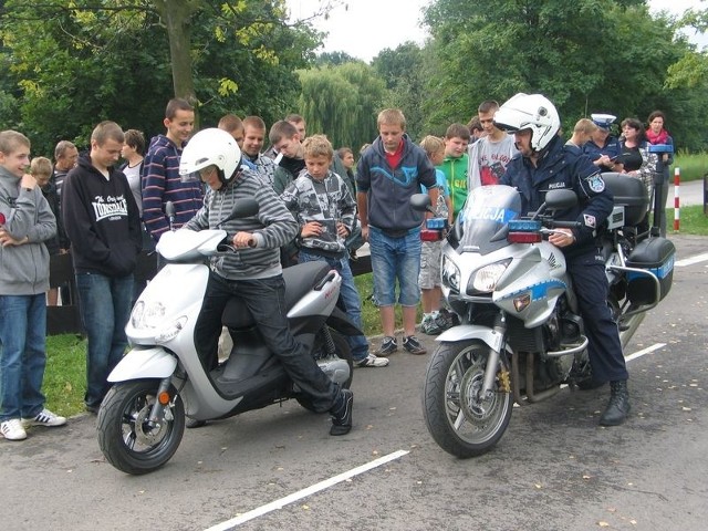 Do egzaminu na kartę motorowerową, który odbywał się pod czujnym okiem policji, przystąpiła młodzież, która ukończyła 13 lat.