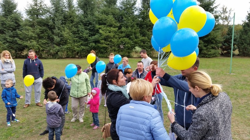 Uczniowie szkoły w Górażdżach wypuścili w niebo ponad 50 balonów z listami