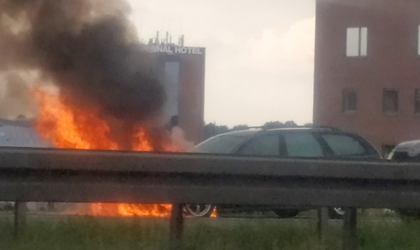 Pożar samochodu na AOW. Są duże utrudnienia [ZDJĘCIA]