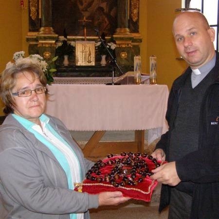 - Różaniec poświęcony przez papieża Benedykta XVI zawiśnie na jednej ze ścian kościoła &#8211; mówią Krystyna Filipowicz i ks. Rafał Zendran