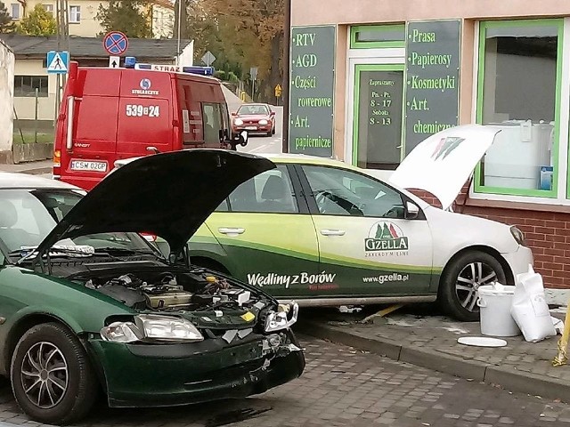 Na ul. Dworcowej w Osiu, po godz. 13 wczoraj zderzyły się dwa samochody. Jeden z nich -  vw golf - wypadł na chodnik raniąc dwie osoby.  Wjechał w ścianę sklepu i przygniótł kobietę, która została przetransportowana śmigłowcem do szpitala. Drugi pieszy też odniósł poważne obrażenia: głowy i kończyn.