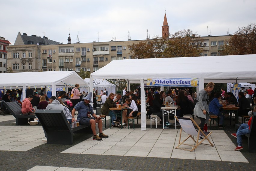 Na placu Nowy Targ  odbywa się Wrocławski Octoberfest