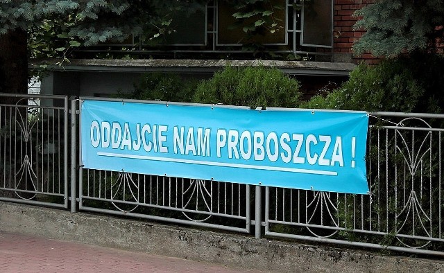 "Oddajcie nam proboszcza!" - tak protestują wierni z parafii Miłosierdzia Bożego w Kazimierzy Wielkiej.