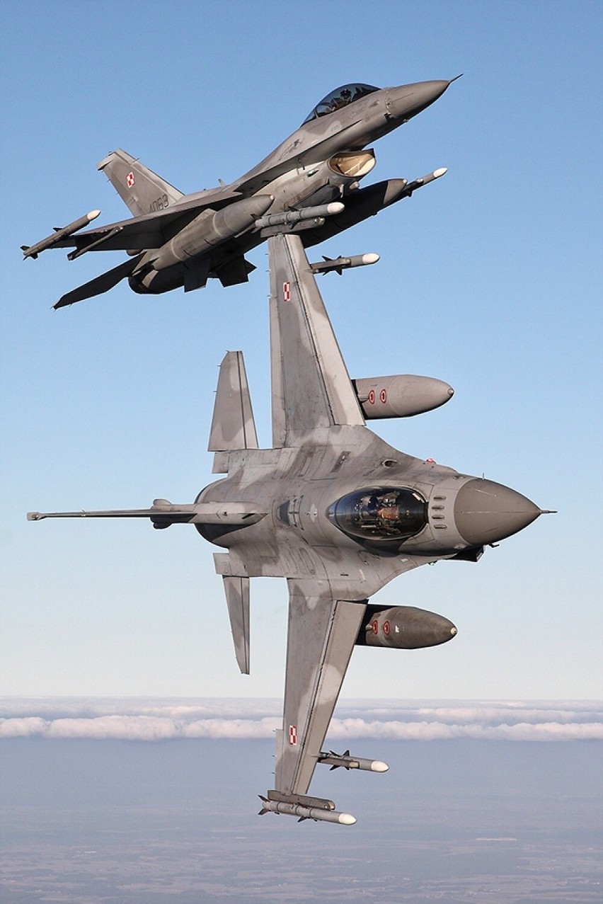 Huk myśliwców wielozadaniowych F-22 Raptor i F-16 z 32 Bazy...